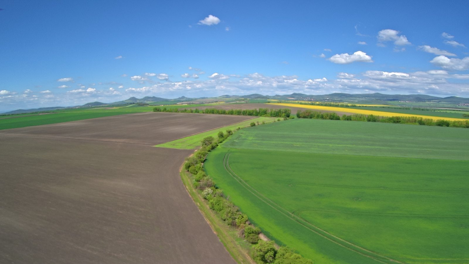 Letecký snímek krajiny z dronu